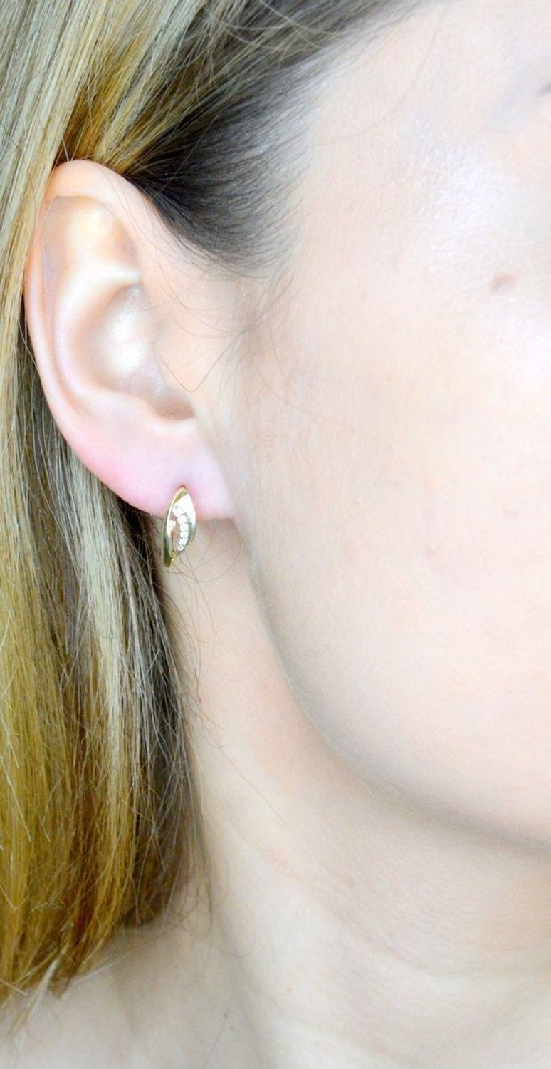 Złote kolczyki 375 angielskie z cyrkoniami KL 7350 375. Złote kolczyki wykonane z najwyższej jakości żółtego złota, próba 375, waga około 1,68 gram. Kolczyki w minimalistycznym stylu, wpisujące się w obecne trendy modowe..jpg